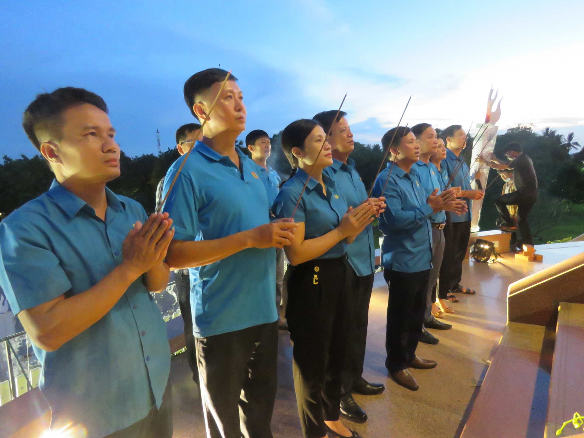 LĐLĐ Hà Tĩnh dâng hương, tri ân các anh hùng liệt sĩ tại Quảng Trị LĐLĐ Hà Tĩnh dâng hương, tri ân các anh hùng liệt sĩ tại Quảng Trị