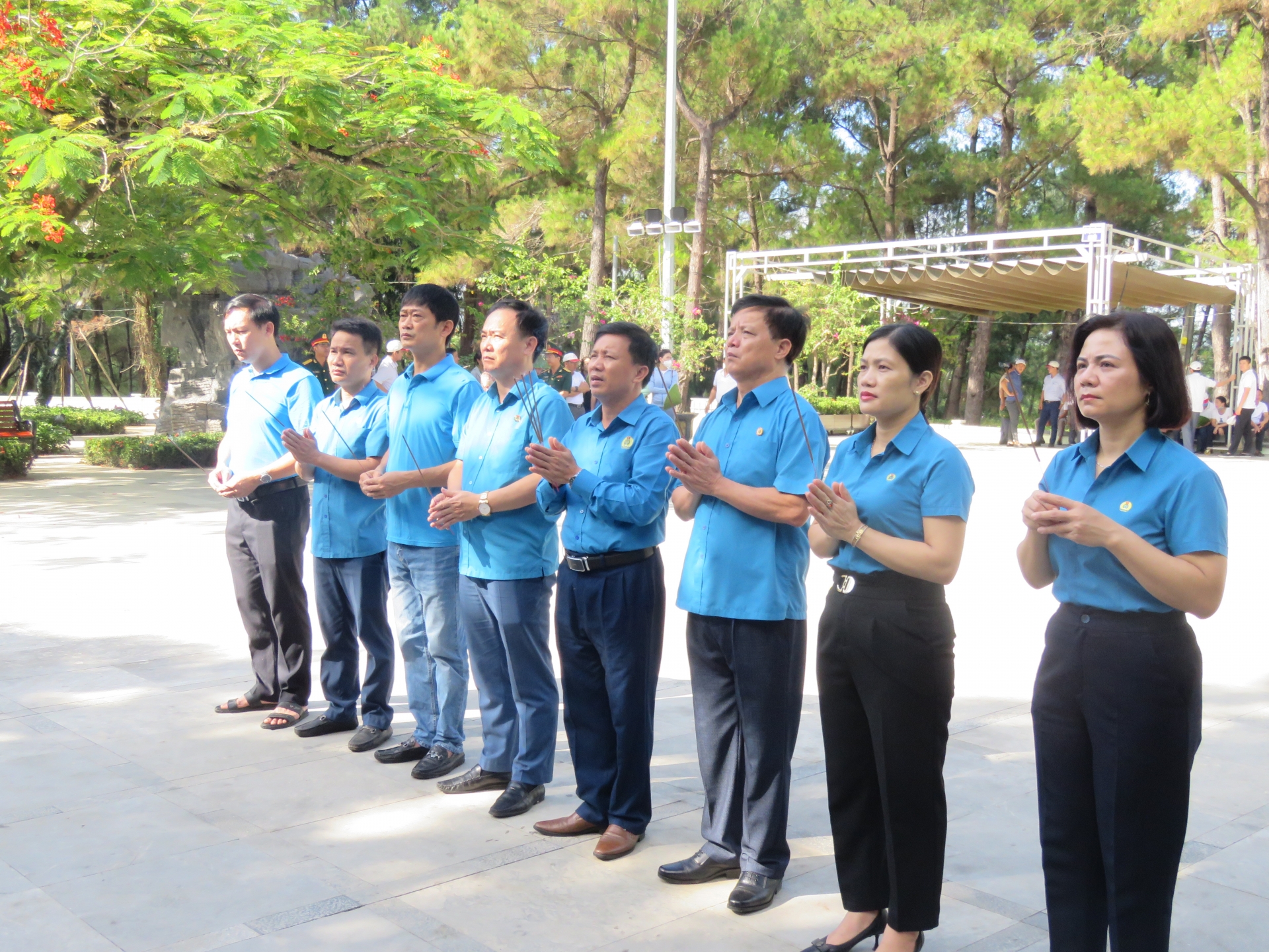 LĐLĐ Hà Tĩnh dâng hương, tri ân các anh hùng liệt sĩ tại Quảng Trị LĐLĐ Hà Tĩnh dâng hương, tri ân các anh hùng liệt sĩ tại Quảng Trị