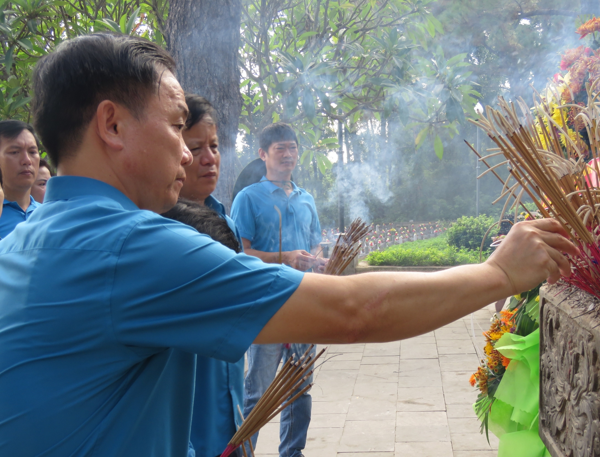 LĐLĐ Hà Tĩnh dâng hương, tri ân các anh hùng liệt sĩ tại Quảng Trị LĐLĐ Hà Tĩnh dâng hương, tri ân các anh hùng liệt sĩ tại Quảng Trị
