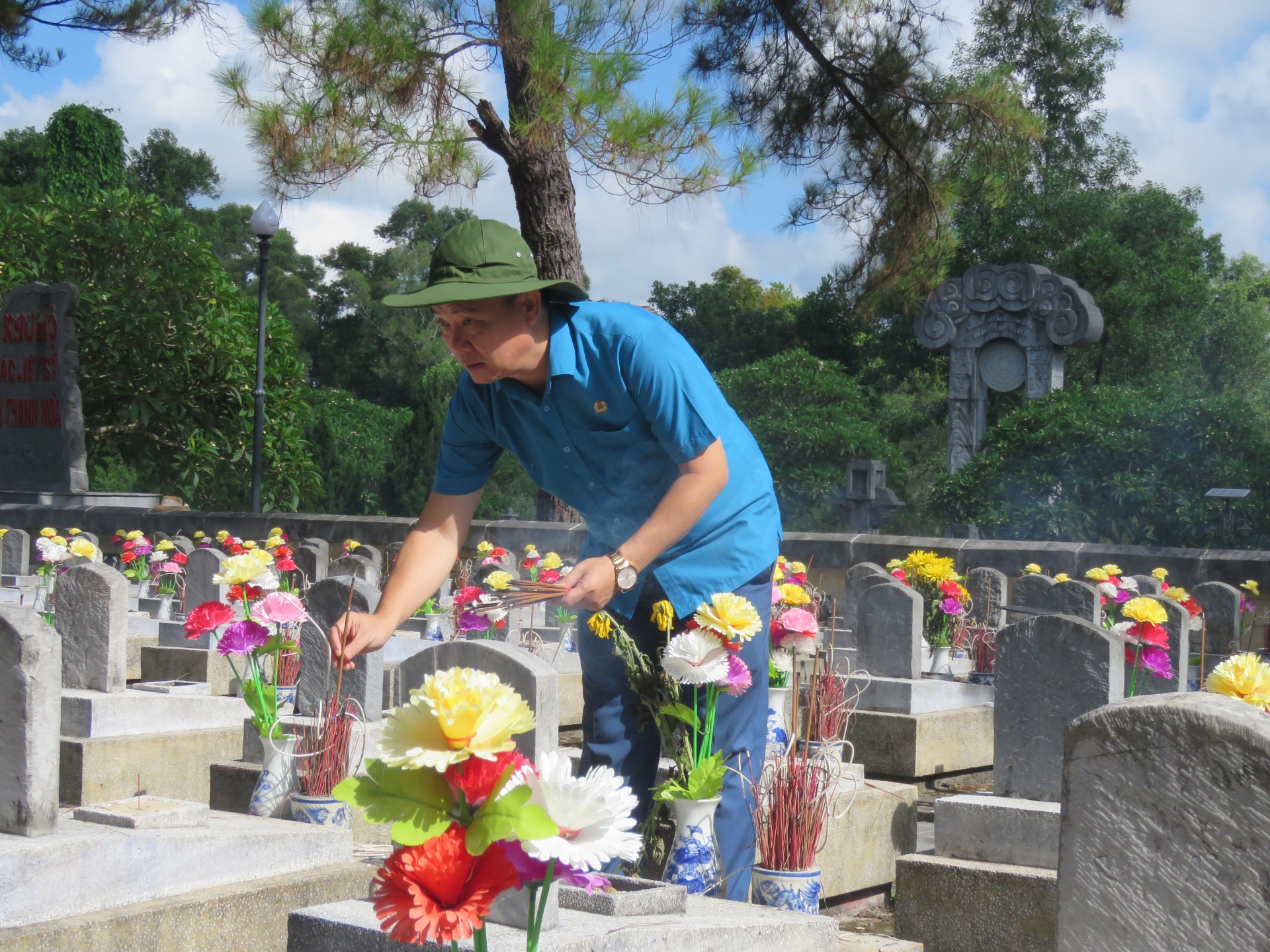 LĐLĐ Hà Tĩnh dâng hương, tri ân các anh hùng liệt sĩ tại Quảng Trị LĐLĐ Hà Tĩnh dâng hương, tri ân các anh hùng liệt sĩ tại Quảng Trị