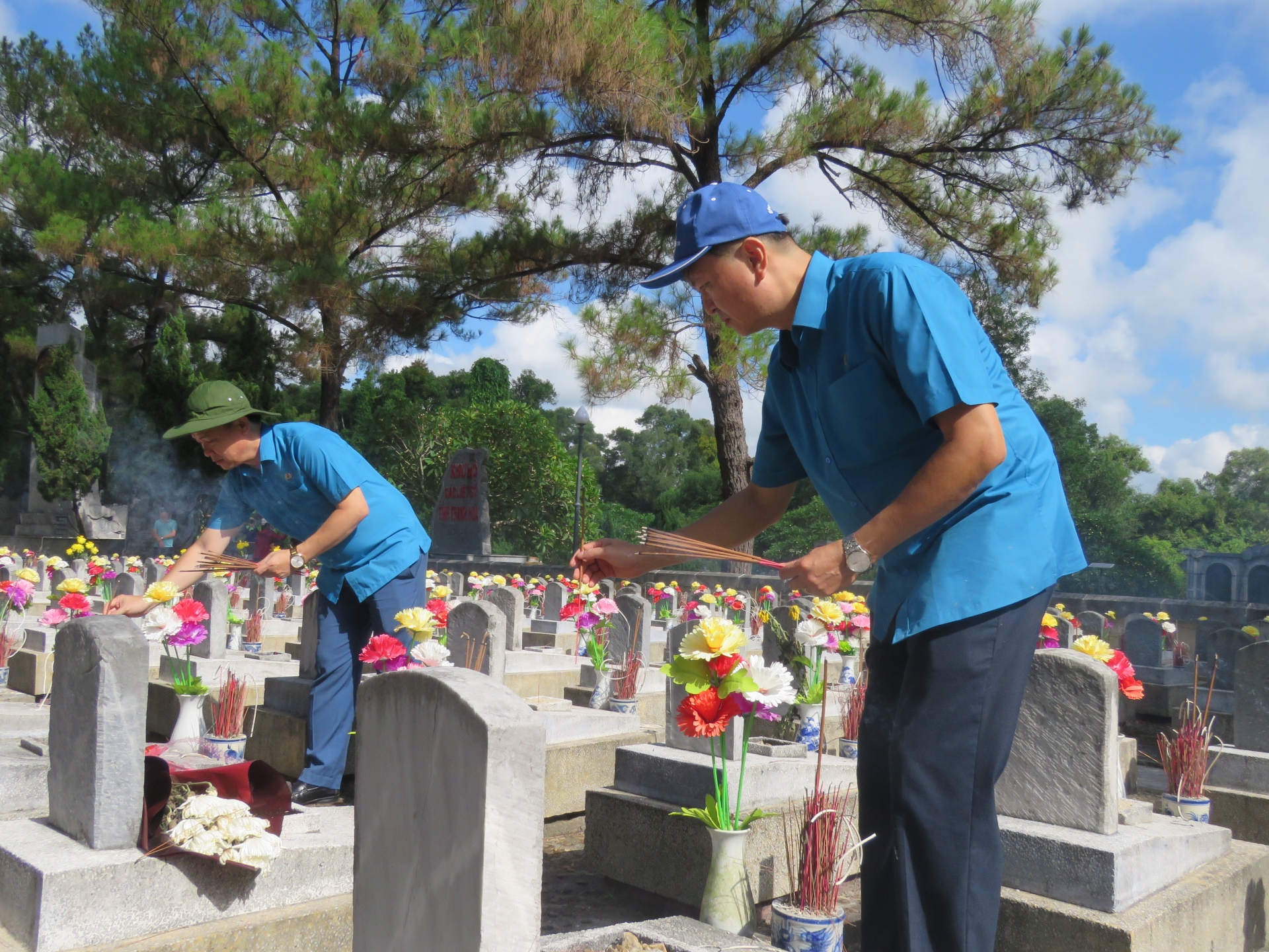 LĐLĐ Hà Tĩnh dâng hương, tri ân các anh hùng liệt sĩ tại Quảng Trị LĐLĐ Hà Tĩnh dâng hương, tri ân các anh hùng liệt sĩ tại Quảng Trị