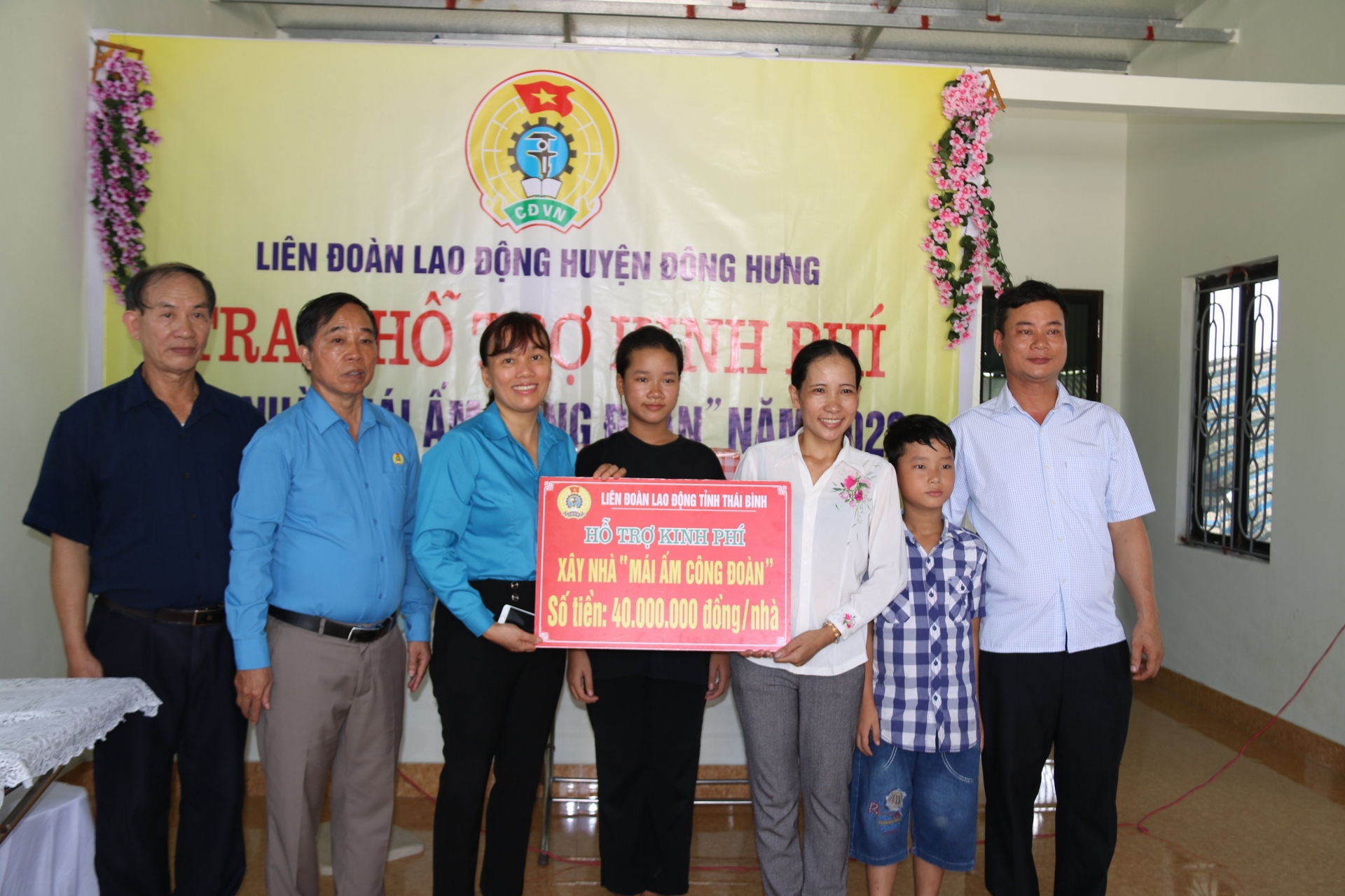 Thái Bình: Công đoàn huyện Đông Hưng trao 80 triệu hỗ trợ đoàn viên xây nhà mái ấm.