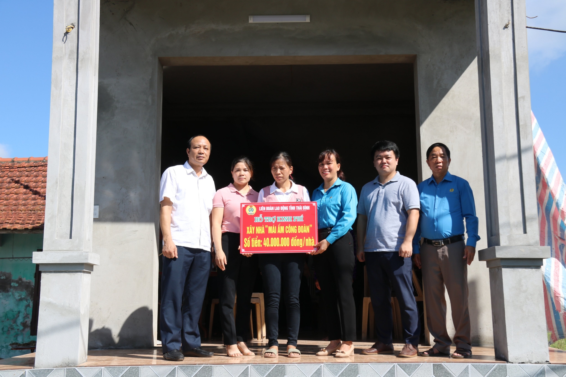 Thái Bình: Công đoàn huyện Đông Hưng trao 80 triệu hỗ trợ đoàn viên xây nhà mái ấm.
