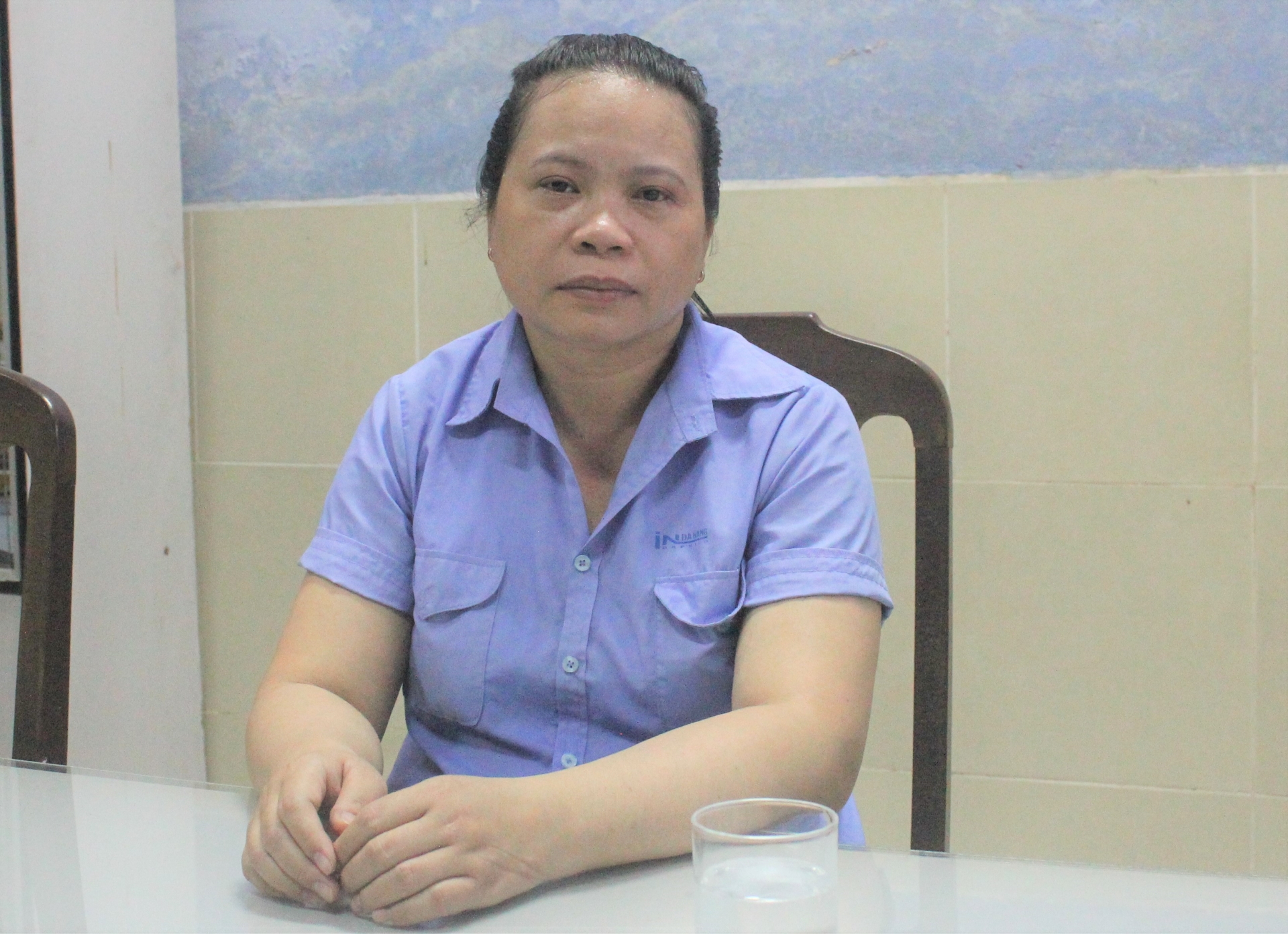 Chị Duyên – vợ anh Ninh rưng rưng khi nhắc về căn bệnh chồng đang phải đối mặt. Ảnh: XUÂN HẬU Chị Duyên – vợ anh Ninh rưng rưng khi nhắc về căn bệnh chồng đang phải đối mặt. Ảnh: XUÂN HẬU