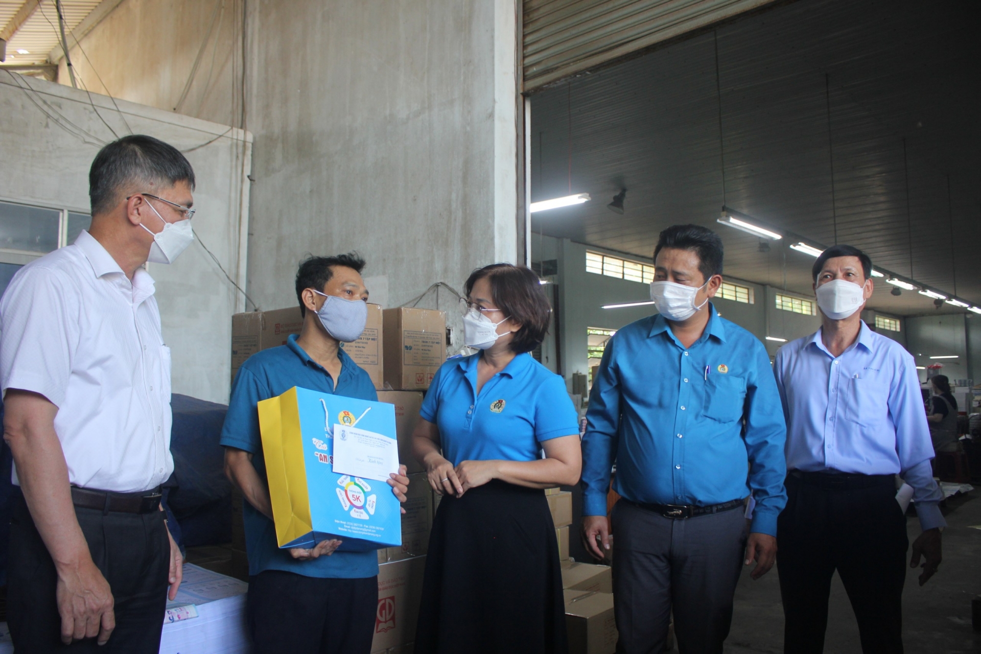 Anh Ninh được Công đoàn Khu công nghệ cao và các Khu công nghiệp Đà Nẵng trao quà, thăm hỏi, động viên nhân dịp Tháng Công nhân năm 2022. Ảnh: XUÂN HẬU Anh Ninh được Công đoàn Khu công nghệ cao và các Khu công nghiệp Đà Nẵng trao quà, thăm hỏi, động viên nhân dịp Tháng Công nhân năm 2022. Ảnh: XUÂN HẬU