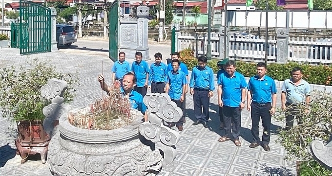 Chủ tịch LĐLĐ tỉnh Võ Mạnh Sơn thành kính dâng hương tại khu tưởng niệm đồng chí Nguyễn Đức Cảnh ở thị trấn Diêm Điền, huyện Thái Thụy, tỉnh Thái Bình.