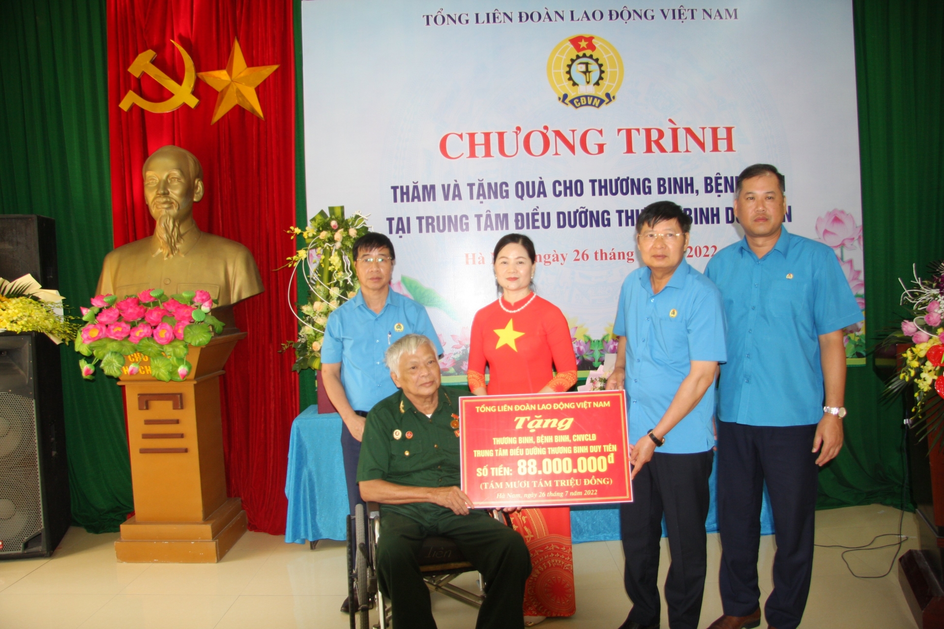 Tổng LĐLĐ Việt Nam thăm, tặng quà thương binh, bệnh binh ở Hà Nam