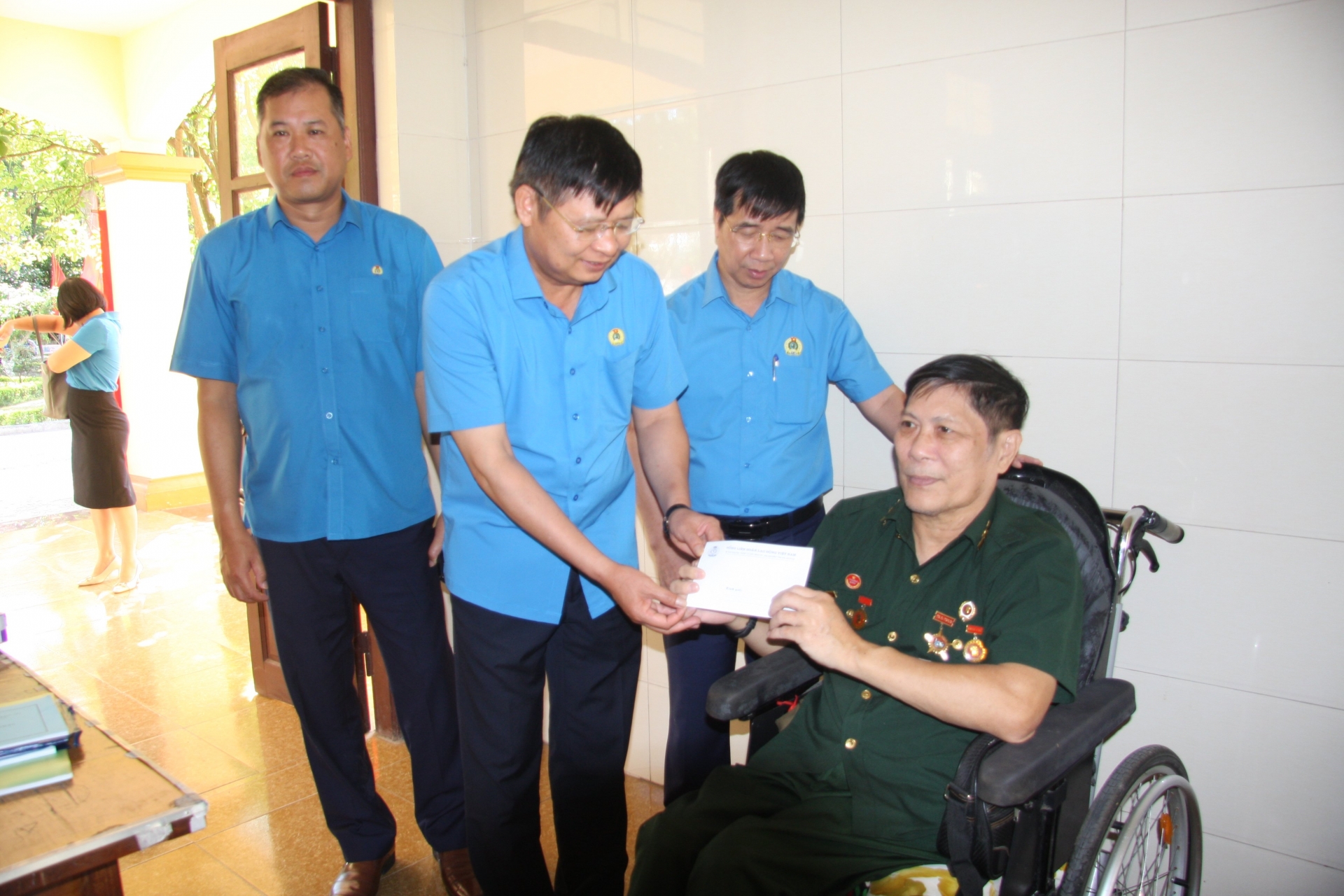 Tổng LĐLĐ Việt Nam thăm, tặng quà thương binh, bệnh binh ở Hà Nam