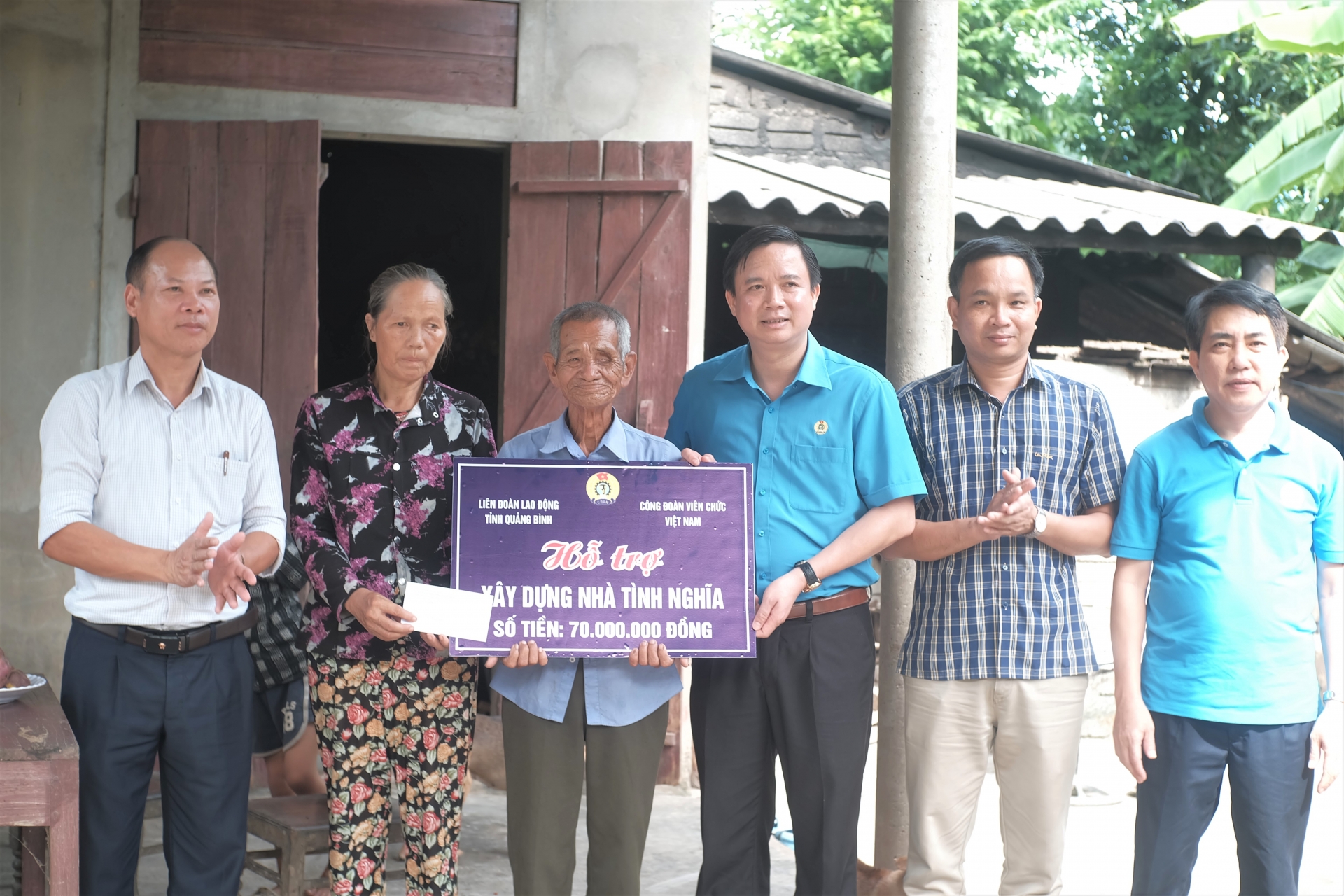 LĐLĐ tỉnh Quảng Bình trao hỗ trợ xây 2 nhà tình nghĩa cho gia đình chính sách LĐLĐ tỉnh Quảng Bình trao hỗ trợ xây 2 nhà tình nghĩa cho gia đình chính sách