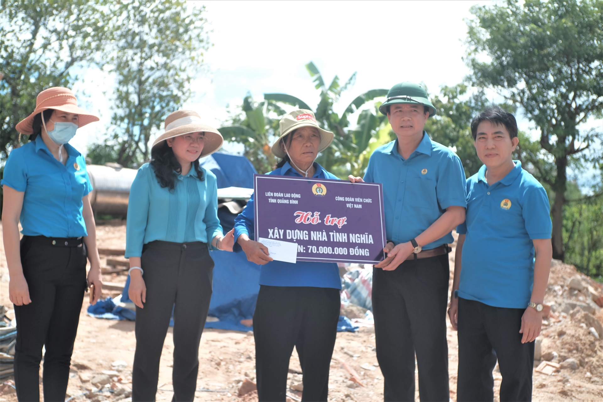 LĐLĐ tỉnh Quảng Bình trao hỗ trợ xây 2 nhà tình nghĩa cho gia đình chính sách LĐLĐ tỉnh Quảng Bình trao hỗ trợ xây 2 nhà tình nghĩa cho gia đình chính sách