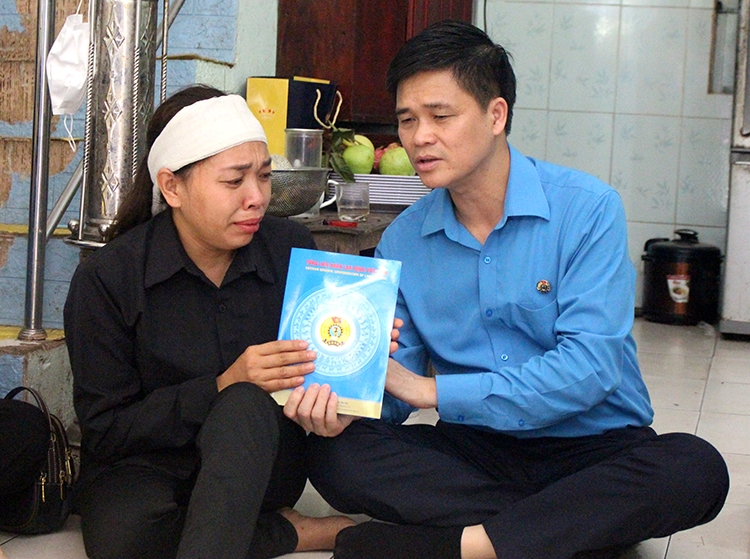 Lãnh đạo Tổng LĐLĐ Việt Nam thăm gia đình nạn nhân vụ tai nạn ở Công ty Miwon Lãnh đạo Tổng LĐLĐ Việt Nam thăm gia đình nạn nhân vụ tai nạn ở Công ty Miwon