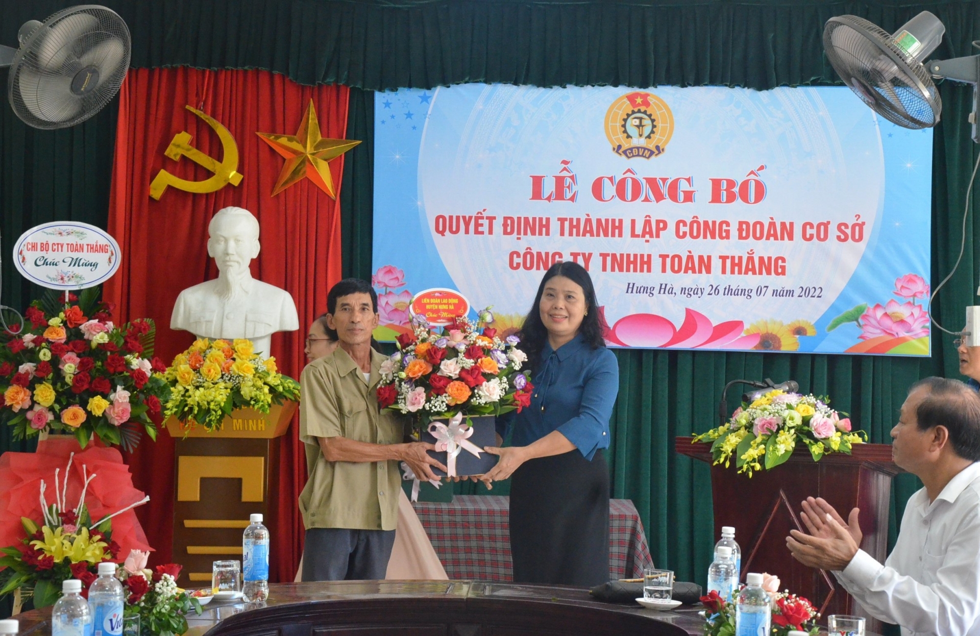 LĐLĐ huyện Hưng Hà tổ chức ra mắt CĐCS LĐLĐ huyện Hưng Hà tổ chức ra mắt CĐCS