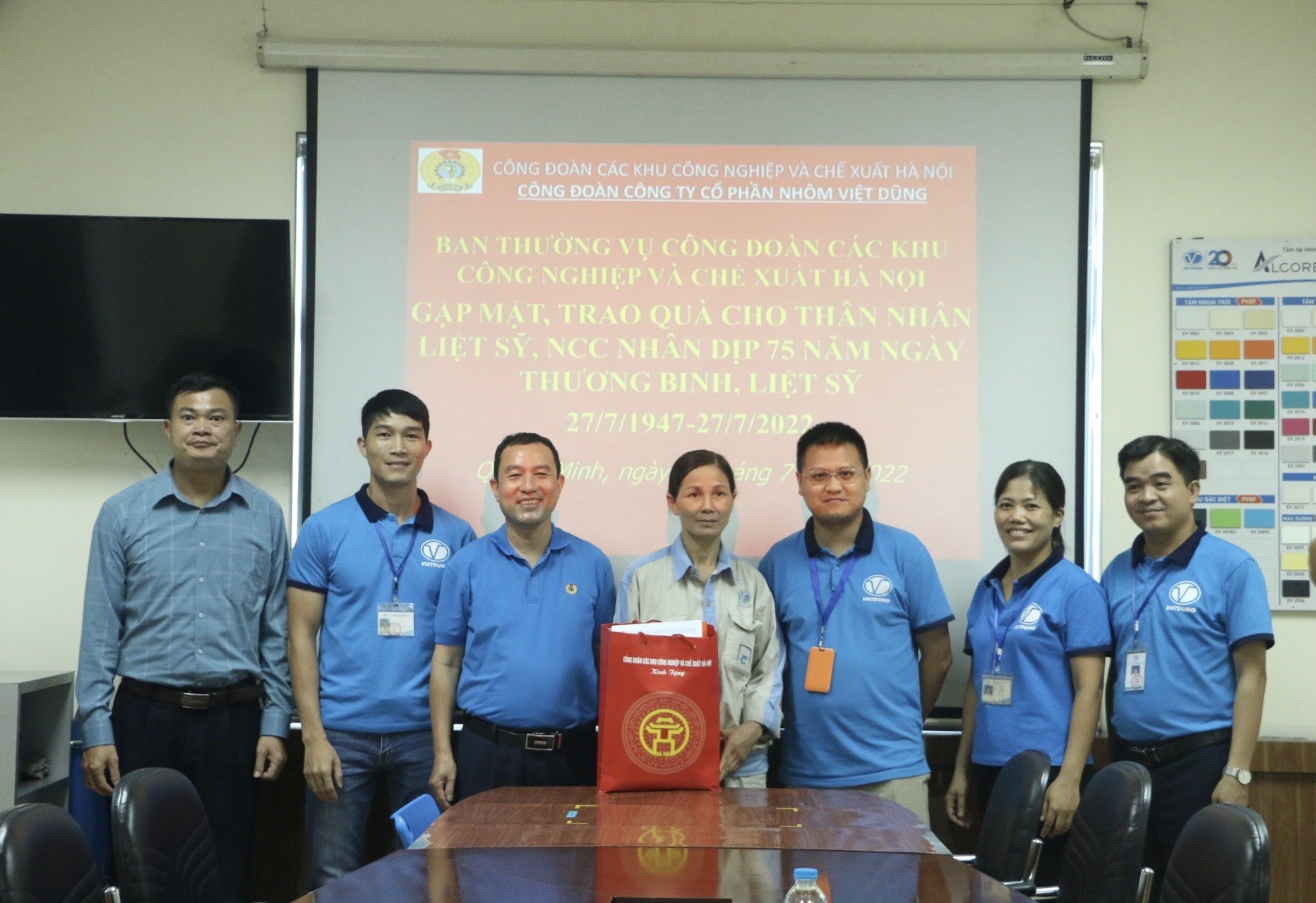 Chi trên 1 tỷ đồng tặng quà gia đình đoàn viên có công với cách mạng