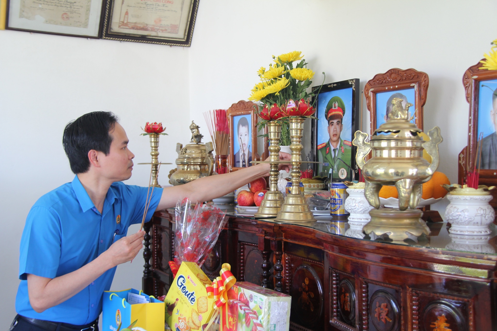 LĐLĐ TP Đà Nẵng thăm, tặng quà các gia đình chính sách LĐLĐ TP Đà Nẵng thăm, tặng quà các gia đình chính sách