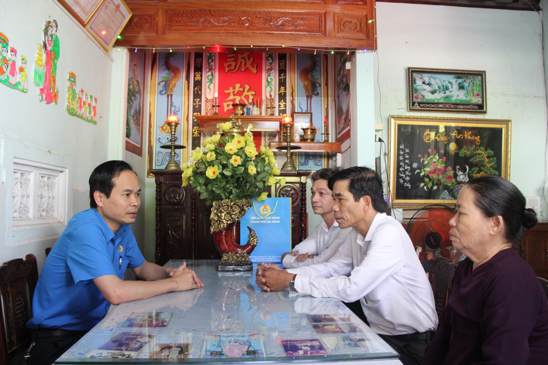 LĐLĐ TP Đà Nẵng thăm, tặng quà các gia đình chính sách LĐLĐ TP Đà Nẵng thăm, tặng quà các gia đình chính sách