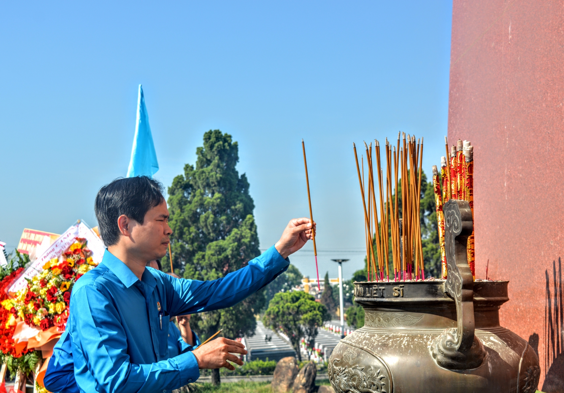 LĐLĐ TP Đà Nẵng dâng hương tưởng nhớ các anh hùng liệt sĩ LĐLĐ TP Đà Nẵng dâng hương tưởng nhớ các anh hùng liệt sĩ