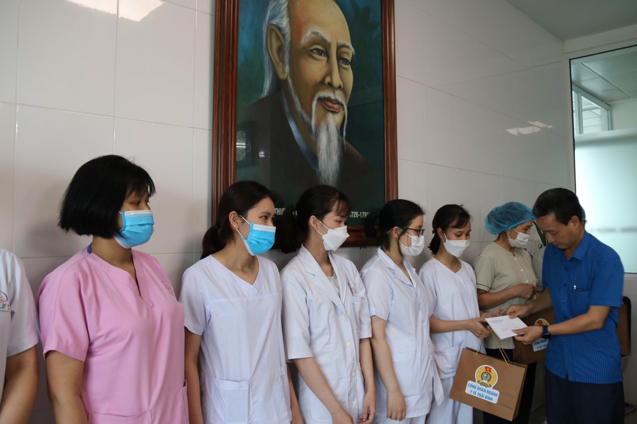 “Cần chăm lo hơn nữa cho đội ngũ y, bác sĩ”