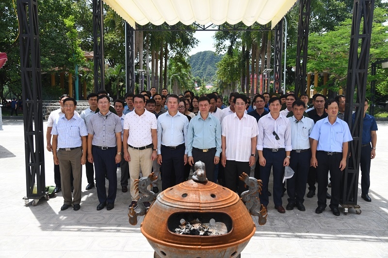 Thăm, tặng quà 9 gia đình liệt sĨ là nguyên sĩ quan, thuyền viên