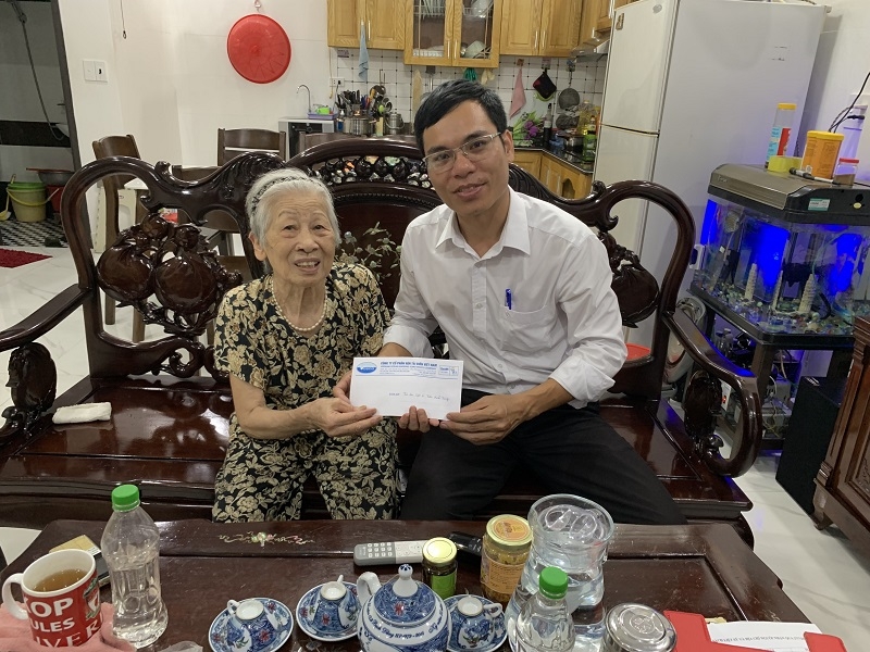 Thăm, tặng quà 9 gia đình liệt sĨ là nguyên sĩ quan, thuyền viên