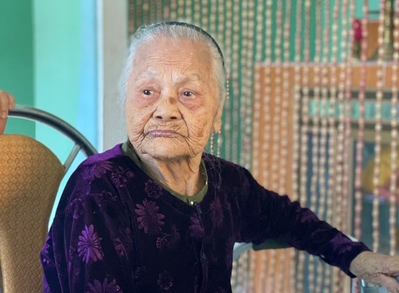 Thăm, tặng quà 9 gia đình liệt sĩ nguyên là sĩ quan, thuyền viên