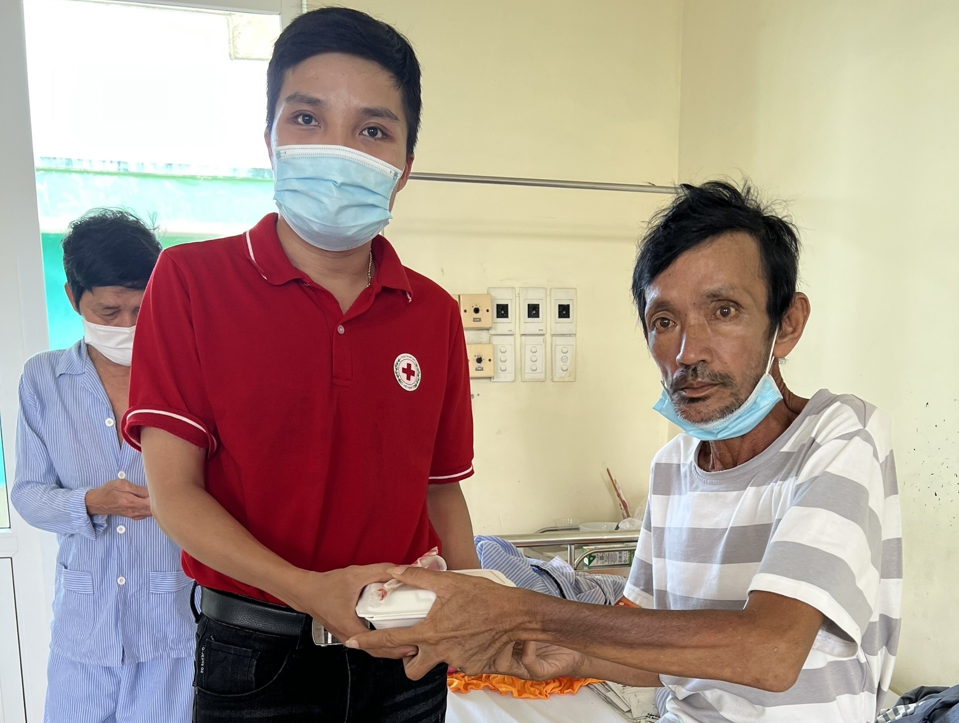 Anh công nhân trăn trở với công tác hiến máu cứu người