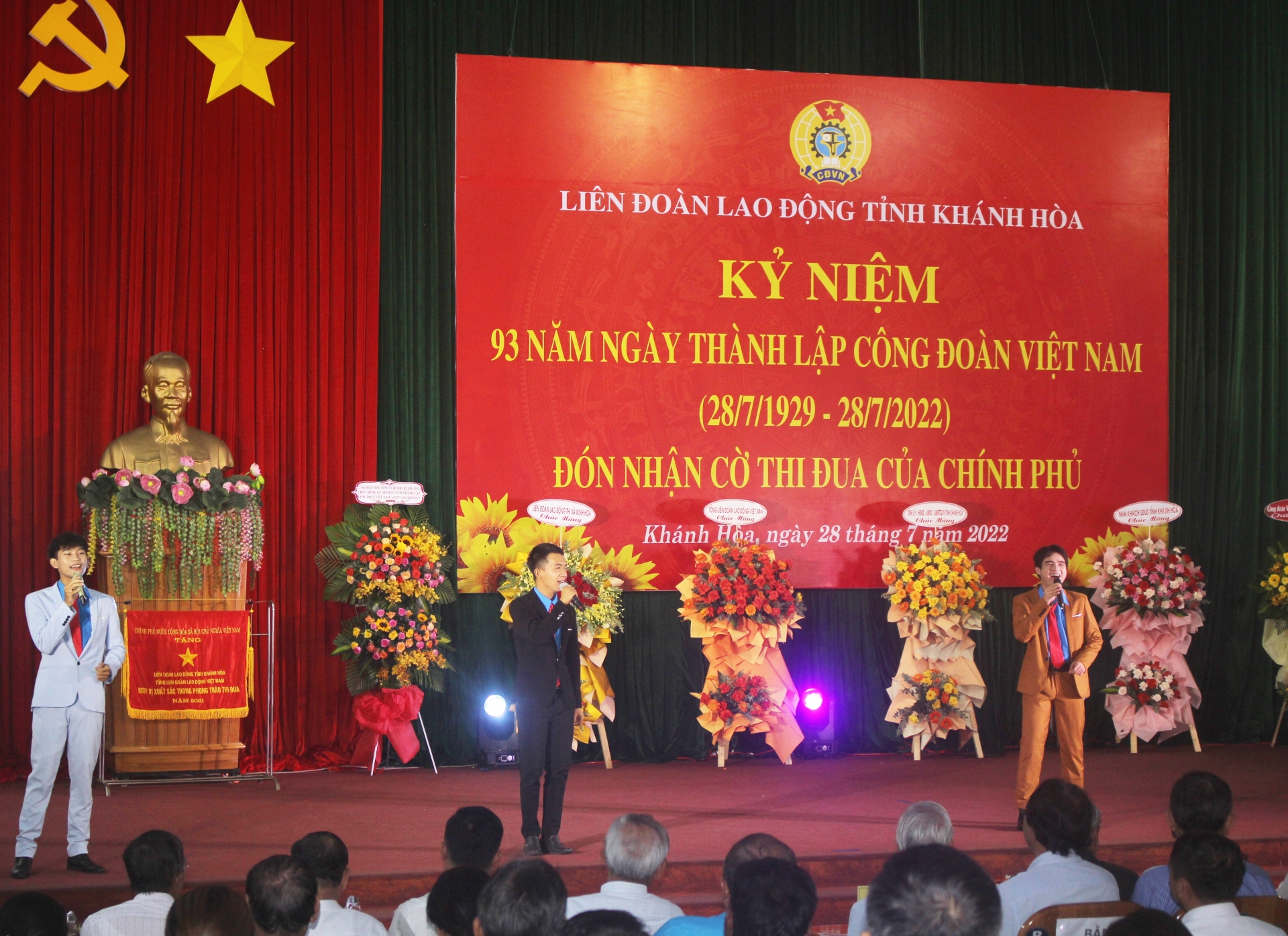 LĐLĐ tỉnh Khánh Hòa nhận Cờ thi đua của Chính Phủ