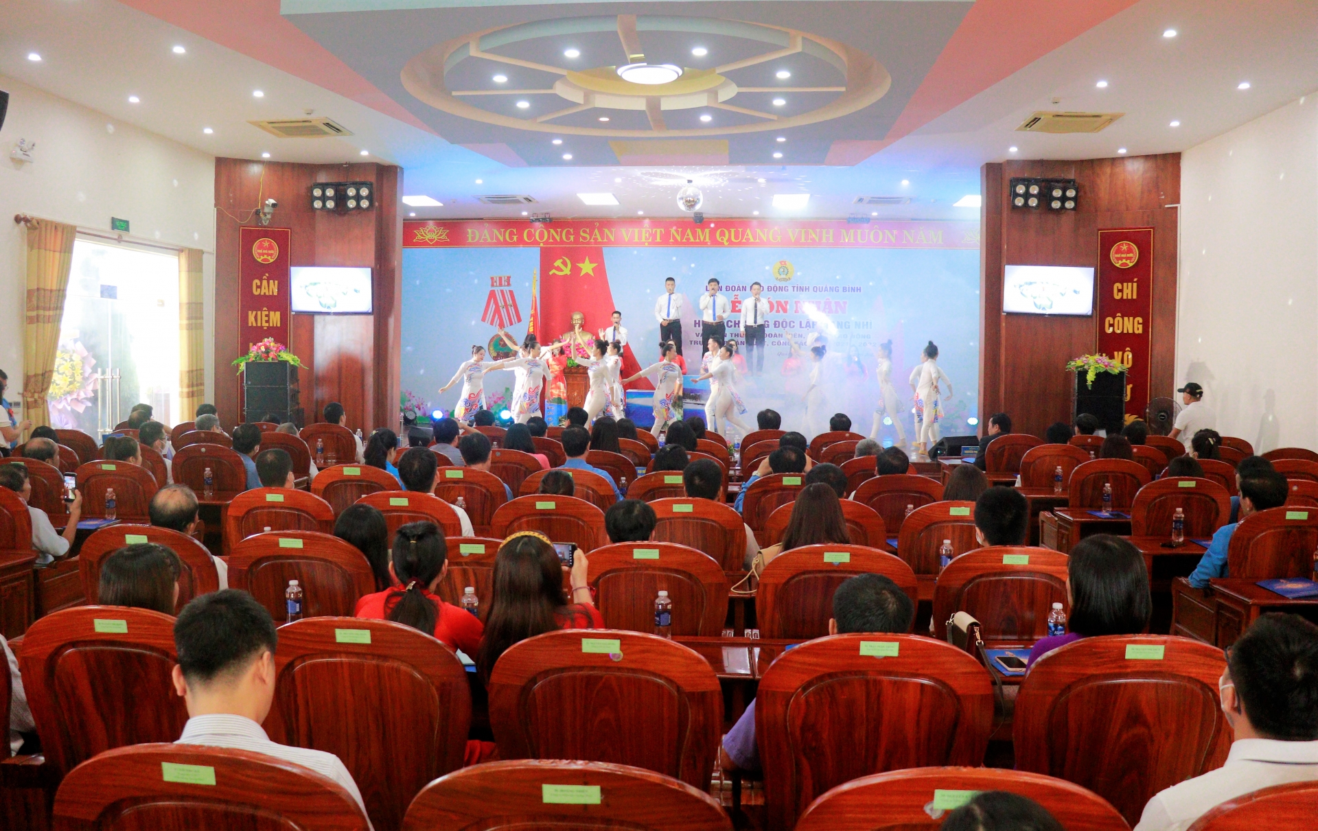 LĐLĐ tỉnh Quảng Bình đón nhận Huân chương Độc lập hạng Nhì