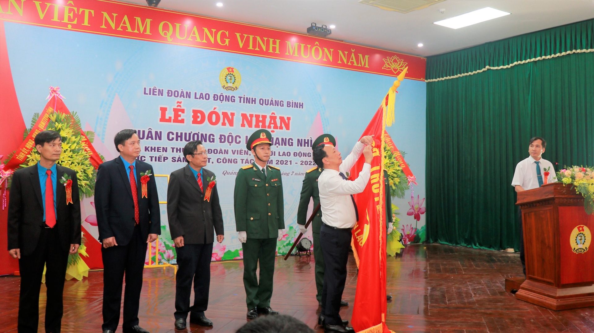 LĐLĐ tỉnh Quảng Bình đón nhận Huân chương Độc lập hạng Nhì