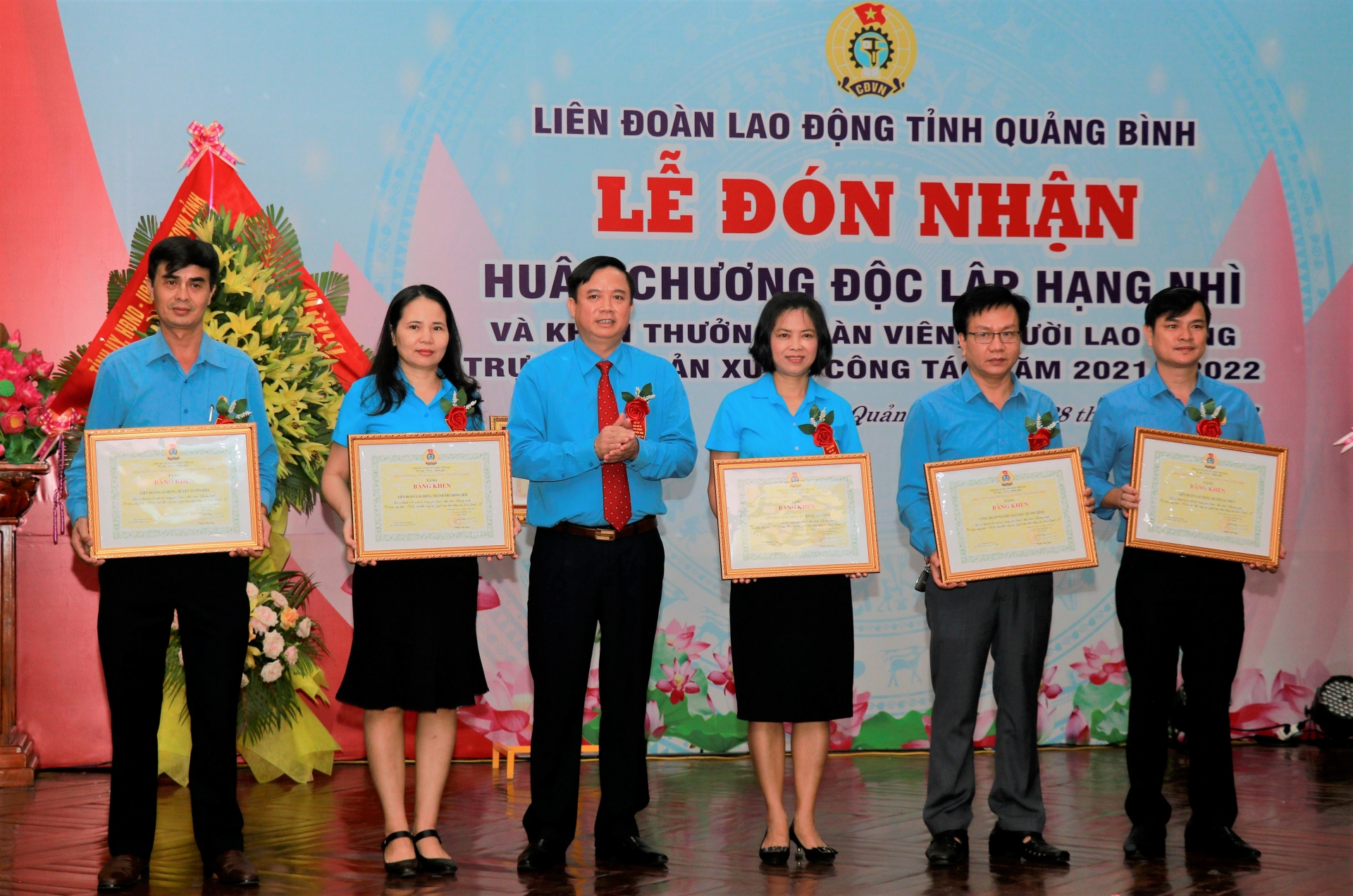 LĐLĐ tỉnh Quảng Bình đón nhận Huân chương Độc lập hạng Nhì