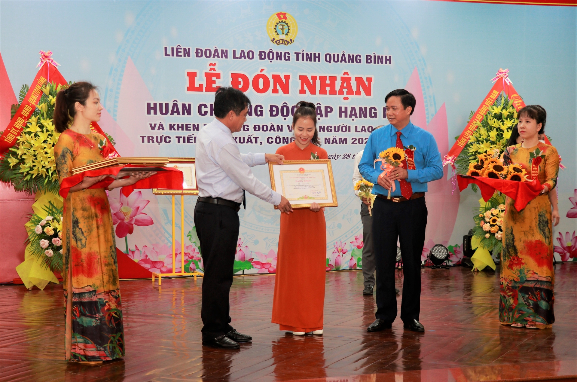 LĐLĐ tỉnh Quảng Bình đón nhận Huân chương Độc lập hạng Nhì