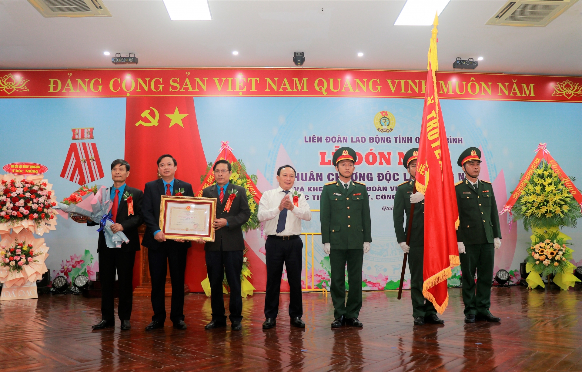 LĐLĐ tỉnh Quảng Bình đón nhận Huân chương Độc lập hạng Nhì