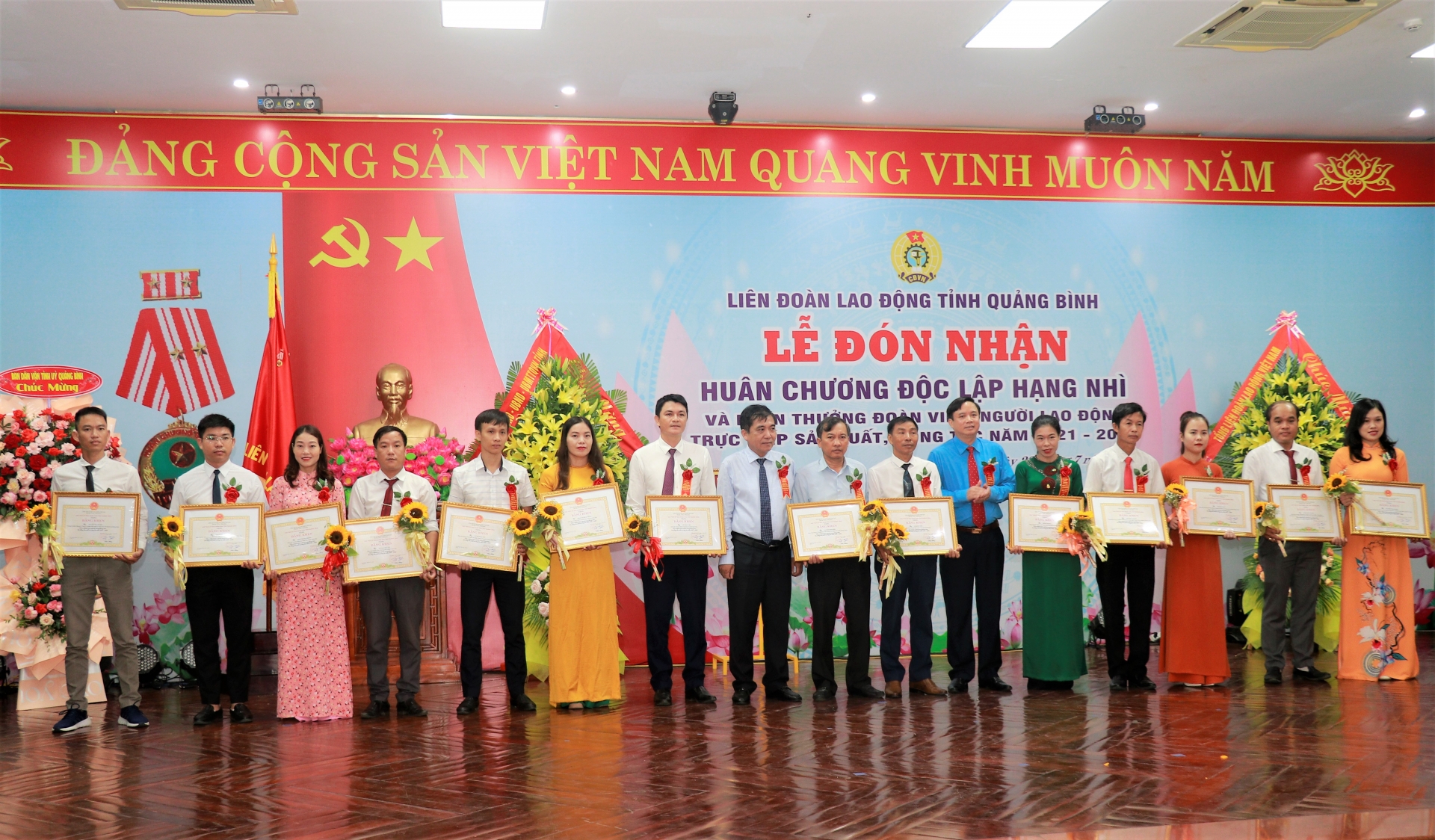 LĐLĐ tỉnh Quảng Bình đón nhận Huân chương Độc lập hạng Nhì