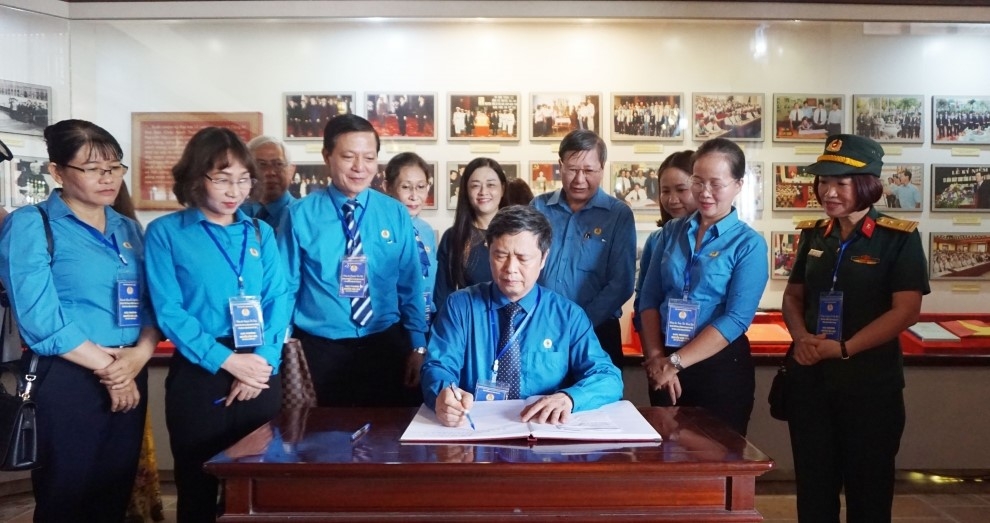 Dâng hương, báo công với anh linh đồng chí Nguyễn Văn Linh Dâng hương, báo công với anh linh đồng chí Nguyễn Văn Linh