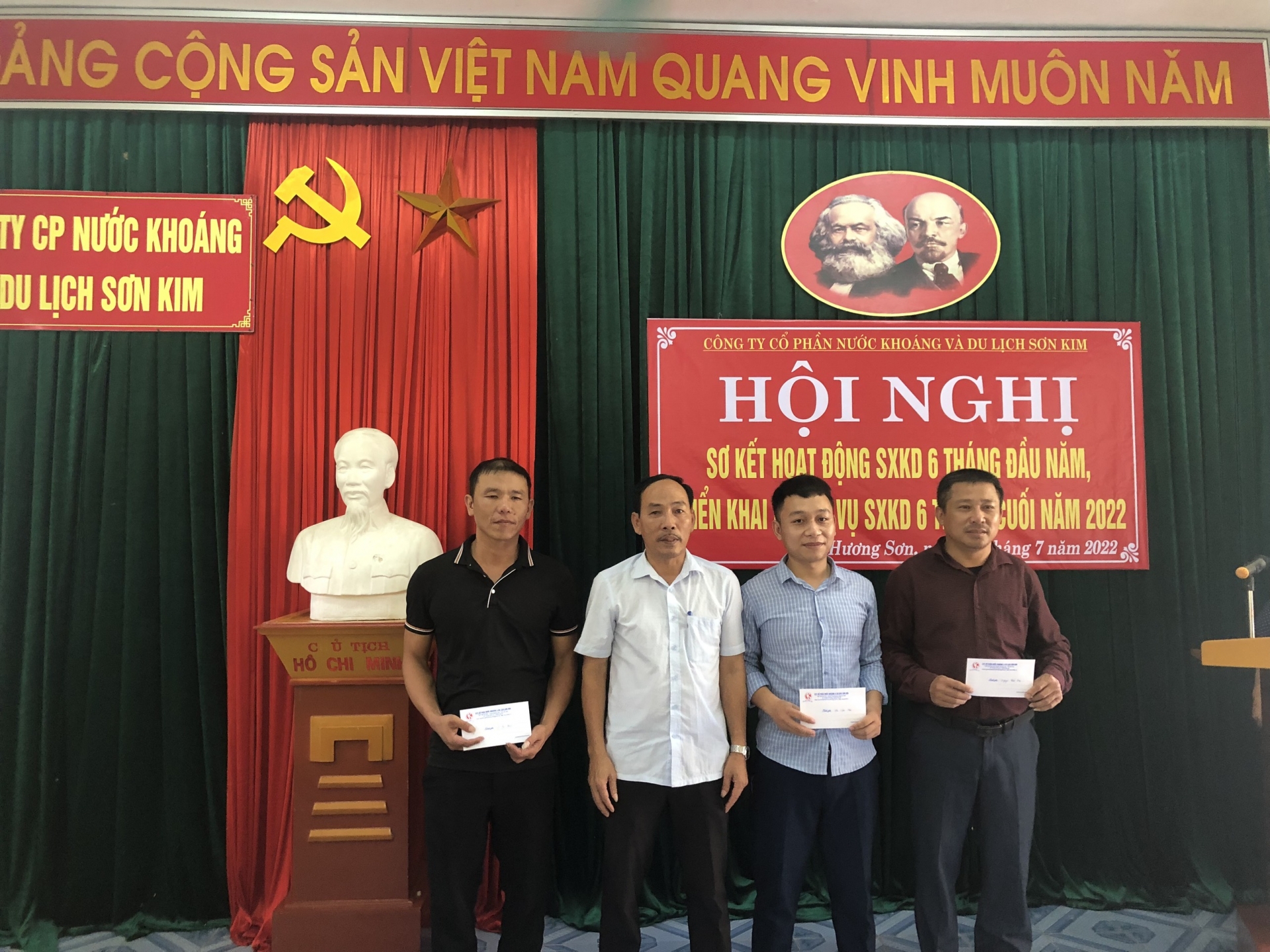 Công ty CP Nước khoáng và Du lịch Sơn Kim biểu dương, trao thưởng cho NLĐ
