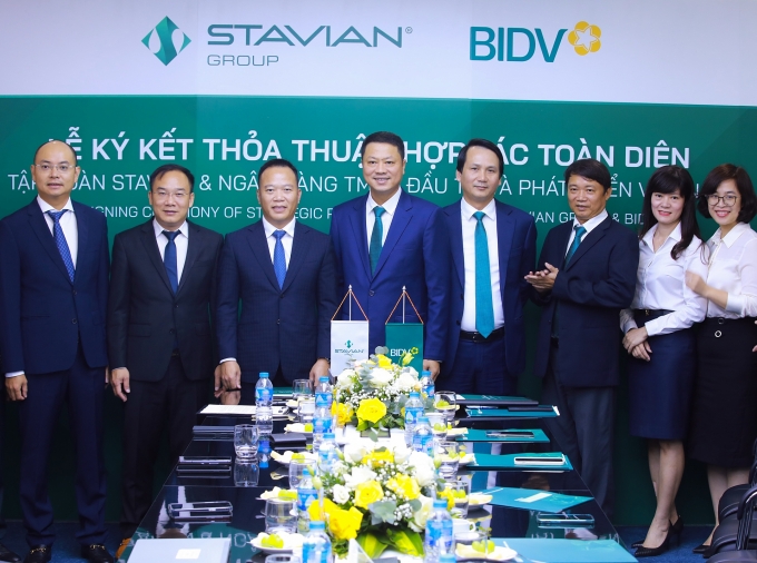 Đại diện lãnh đạo Tập đoàn Stavian và BIDV tại Lễ ký kết Thỏa thuận hợp tác toàn diện Đại diện lãnh đạo Tập đoàn Stavian và BIDV tại Lễ ký kết Thỏa thuận hợp tác toàn diện