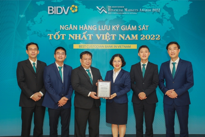 Đại diện BIDV nhận giải thưởng “Ngân hà ... ký giám sát tốt nhất Việt Nam 2022