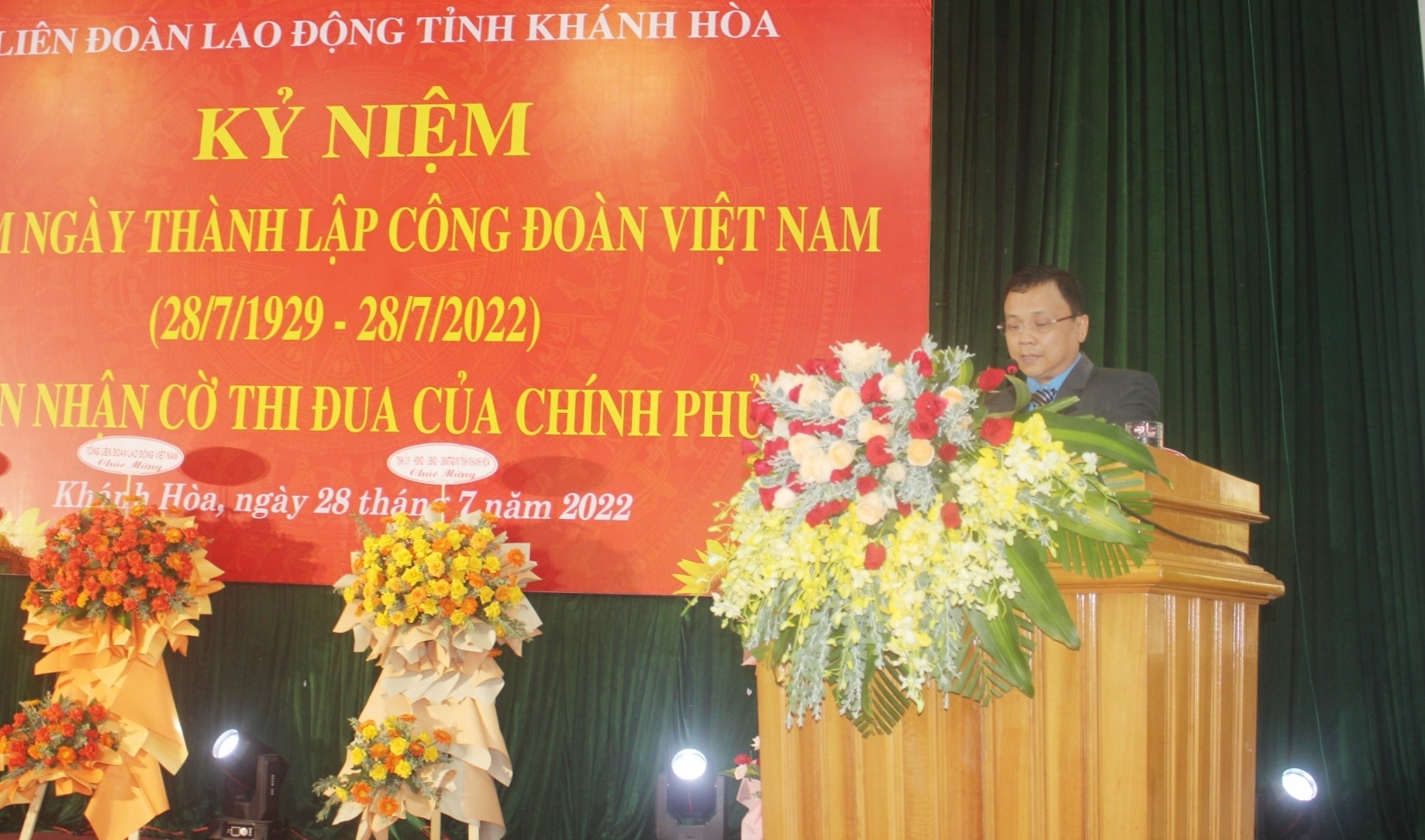 LĐLĐ tỉnh Khánh Hòa nhận Cờ thi đua của Chính Phủ