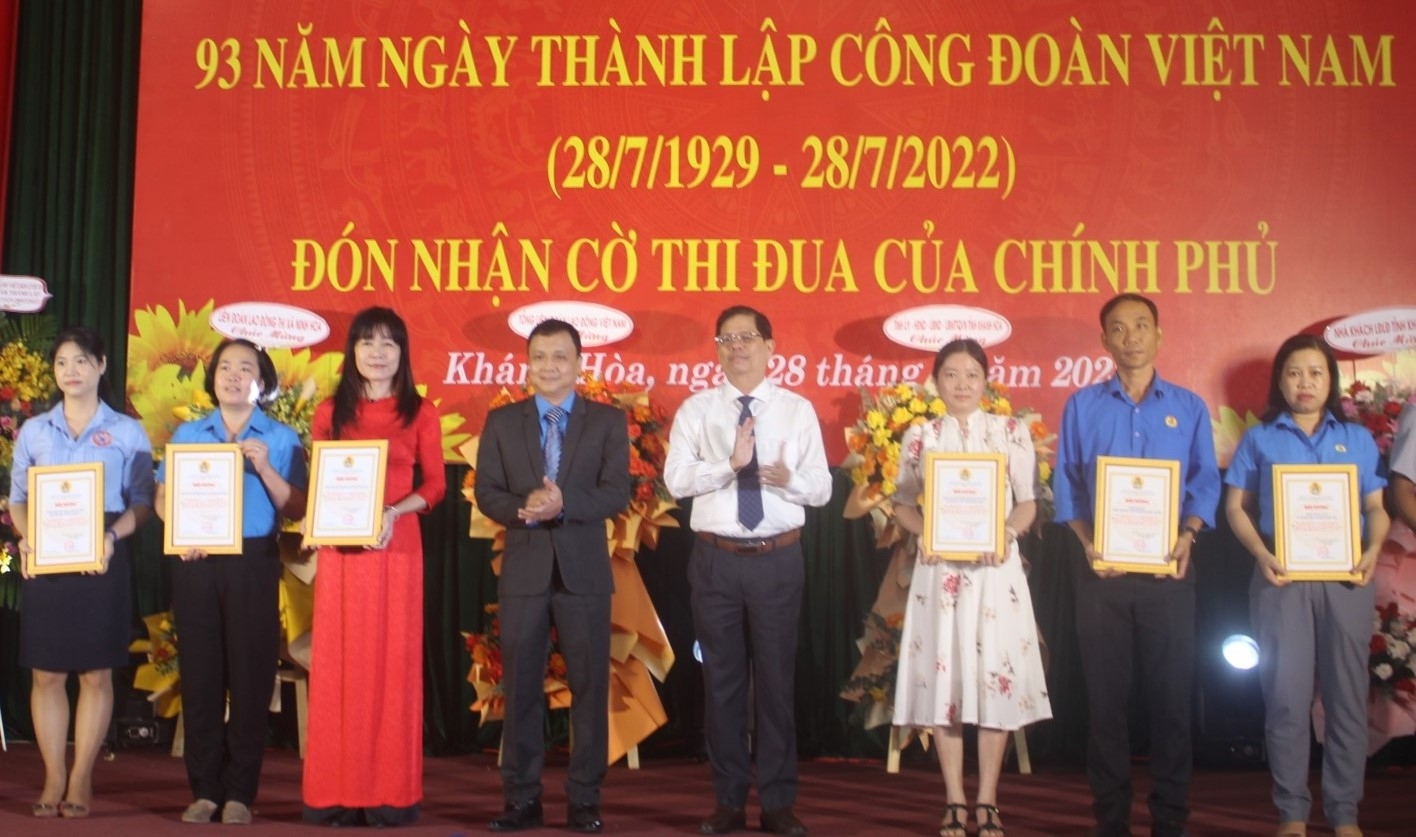 LĐLĐ tỉnh Khánh Hòa nhận Cờ thi đua của Chính Phủ