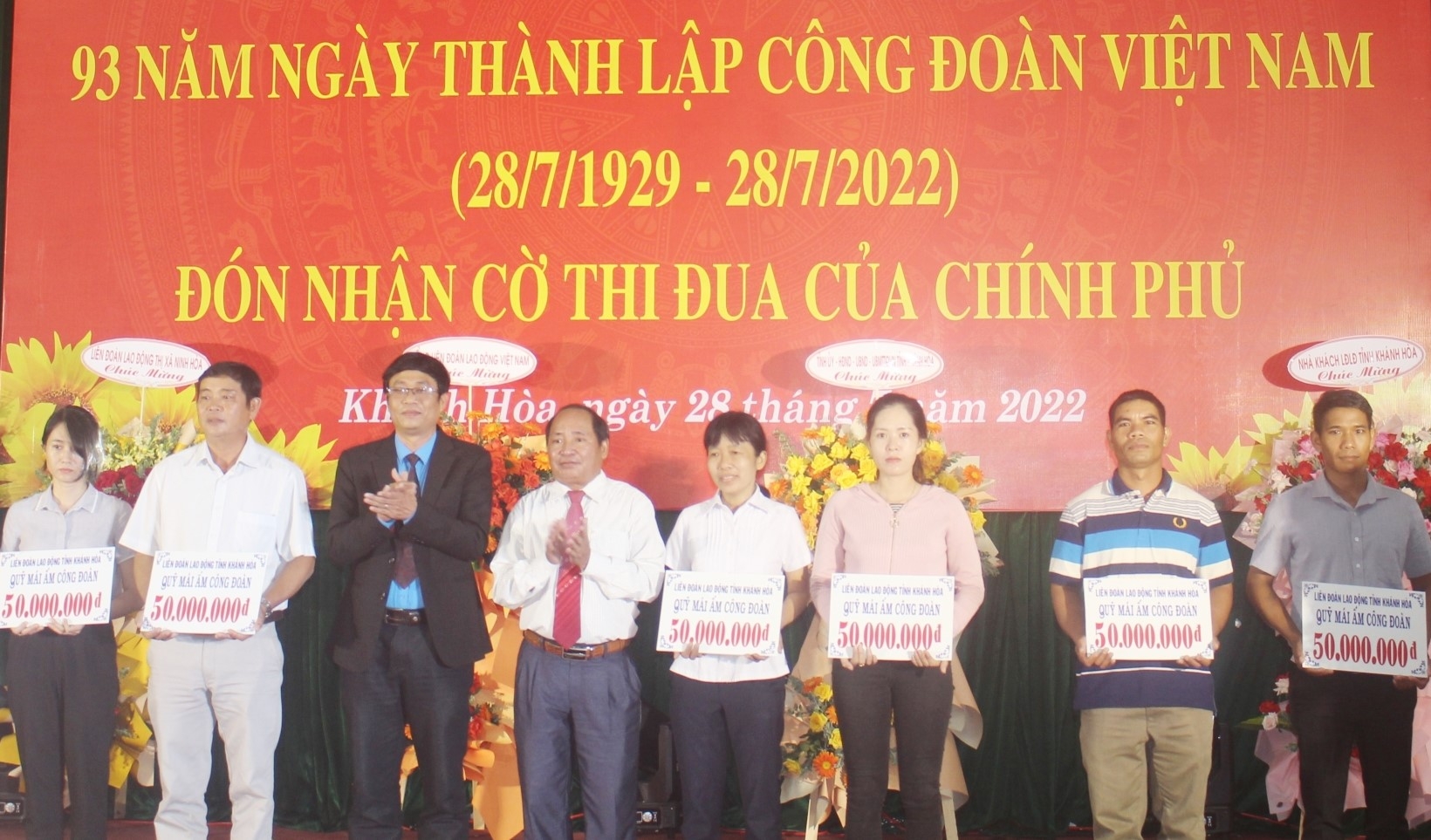 LĐLĐ tỉnh Khánh Hòa nhận Cờ thi đua của Chính Phủ