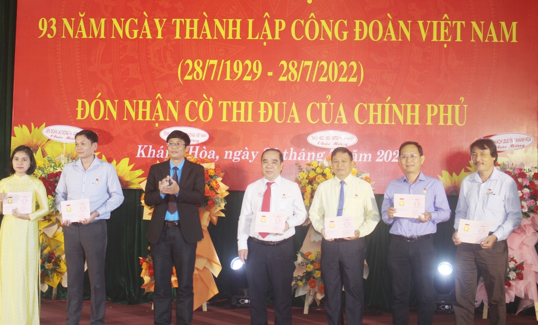 LĐLĐ tỉnh Khánh Hòa nhận Cờ thi đua của Chính Phủ