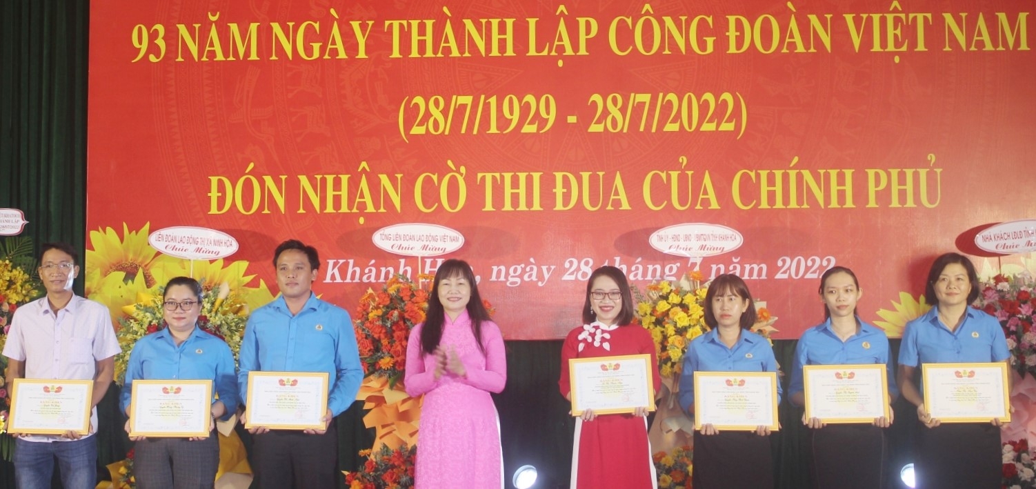 LĐLĐ tỉnh Khánh Hòa nhận Cờ thi đua của Chính Phủ