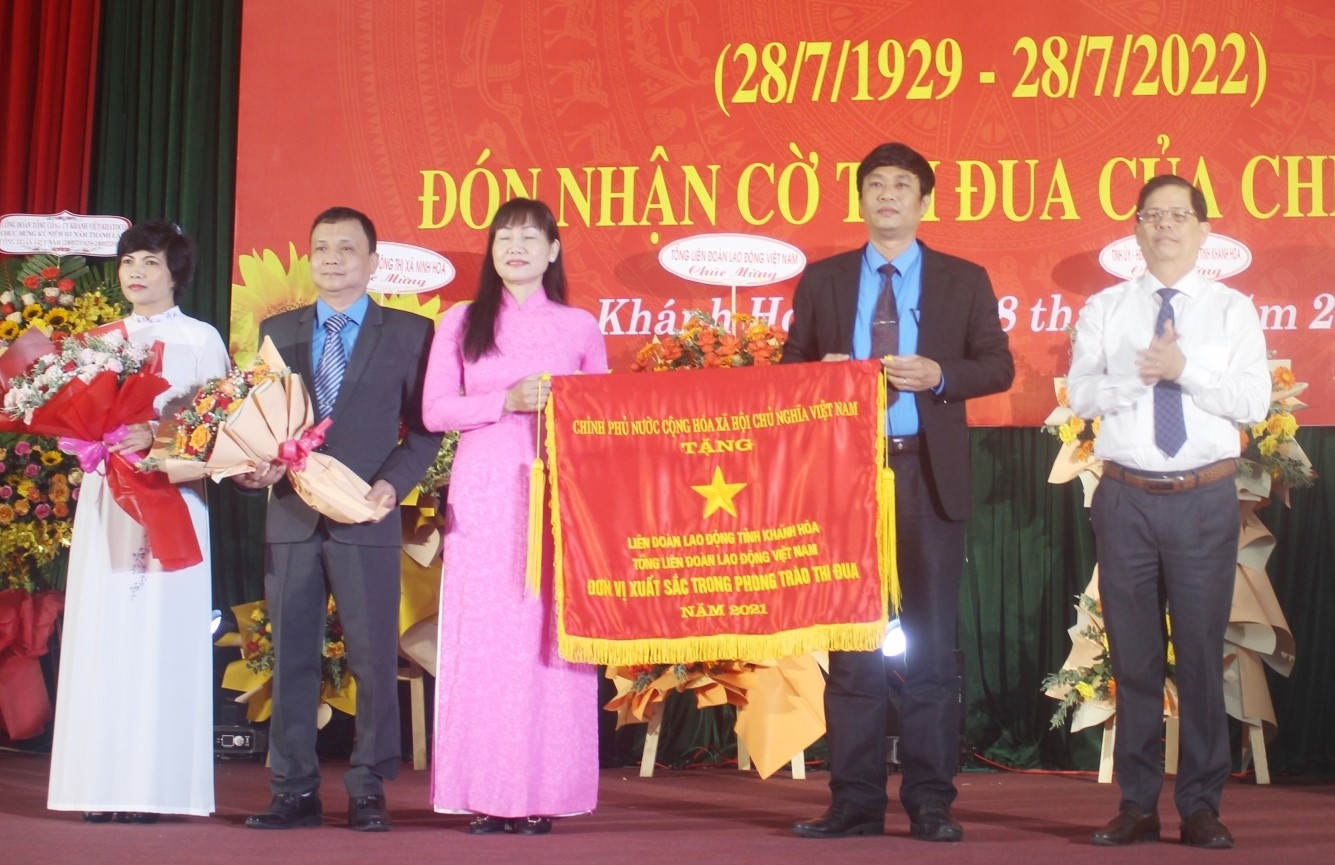 LĐLĐ tỉnh Khánh Hòa nhận Cờ thi đua của Chính Phủ