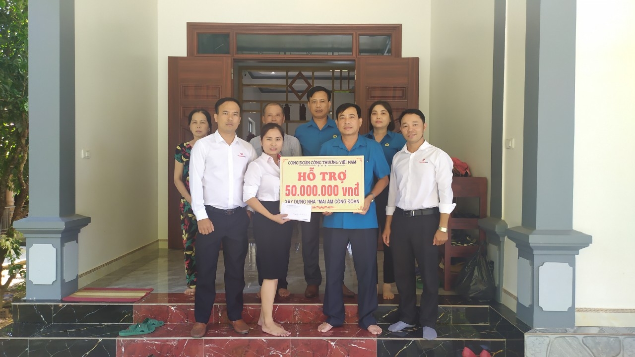 Công đoàn ngành Công thương Hà Tĩnh bàn giao nhà 