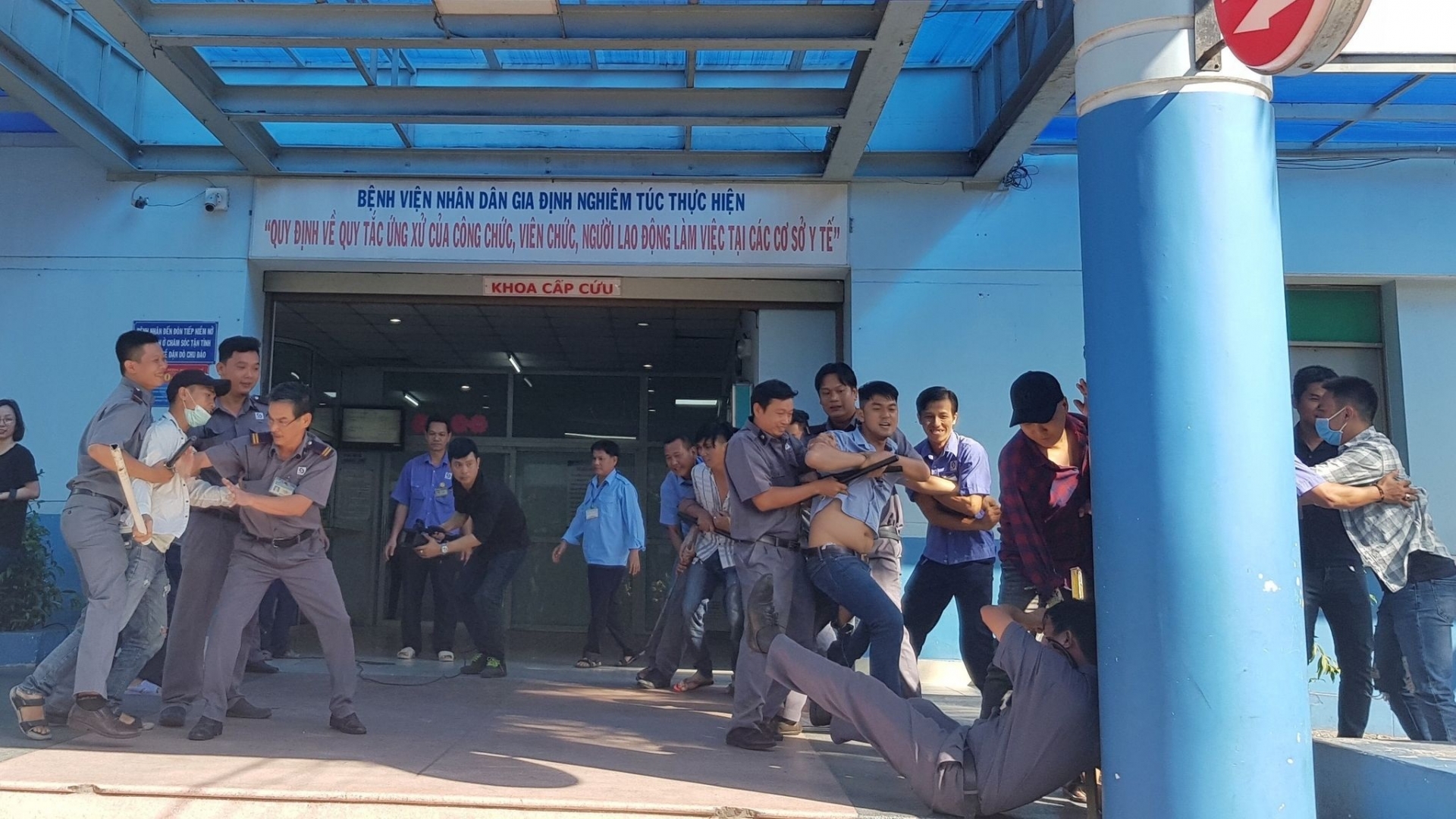 Một bác sĩ bị người nhà bệnh nhân hành hung khi làm nhiệm vụ Một bác sĩ bị người nhà bệnh nhân hành hung khi làm nhiệm vụ