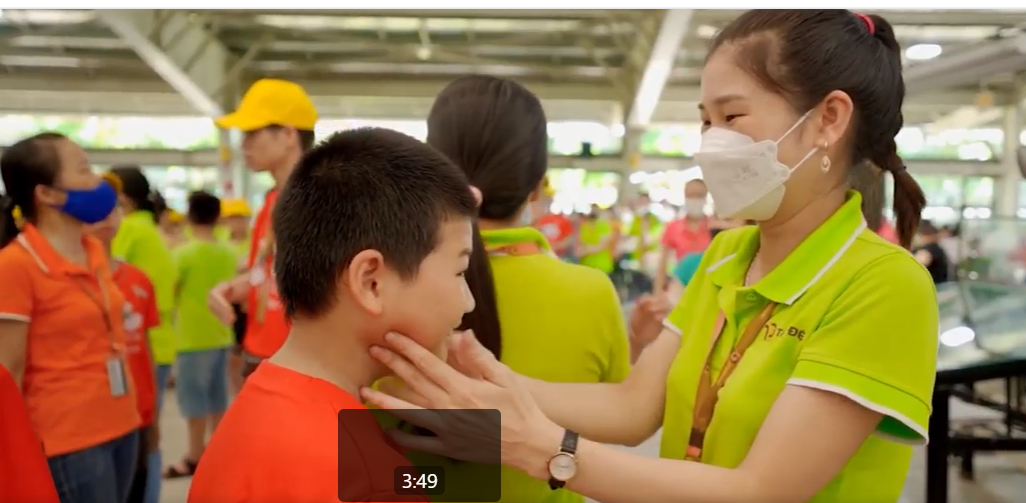 Con công nhân chào hè tại nhà máy để thấu hiểu cố gắng của cha mẹ