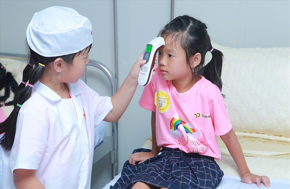 Con công nhân chào hè tại nhà máy để thấu hiểu cố gắng của cha mẹ