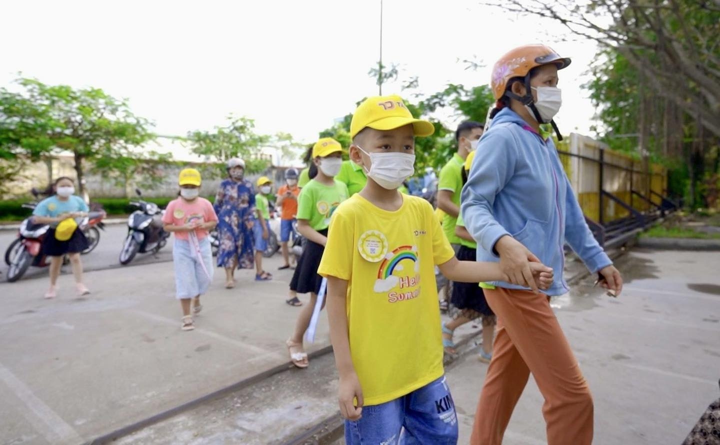 Con công nhân chào hè tại nhà máy để thấu hiểu cố gắng của cha mẹ