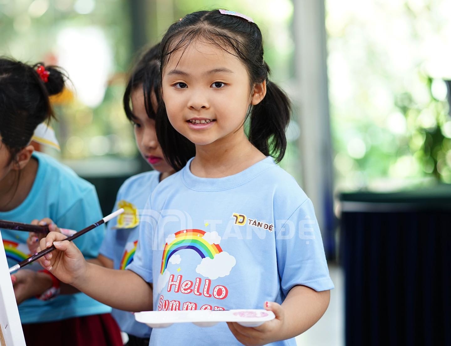 Con công nhân chào hè tại nhà máy để thấu hiểu cố gắng của cha mẹ