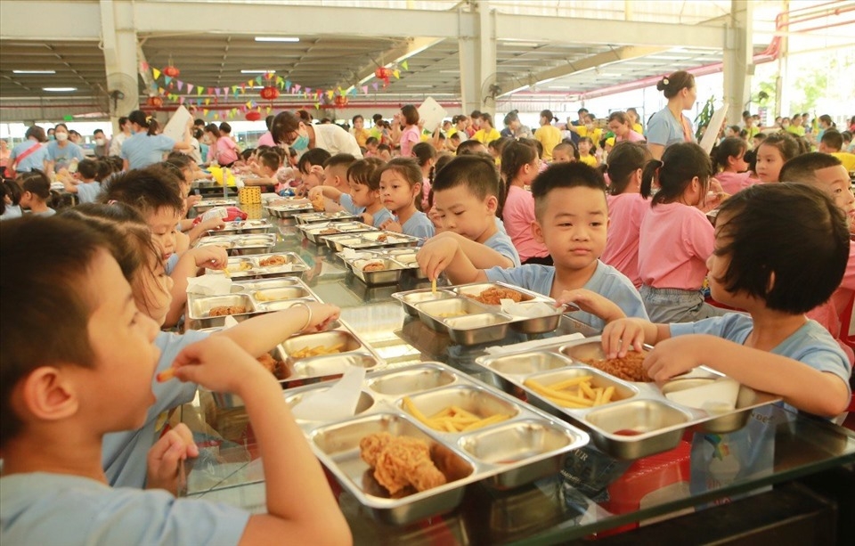 Con công nhân chào hè tại nhà máy để thấu hiểu cố gắng của cha mẹ