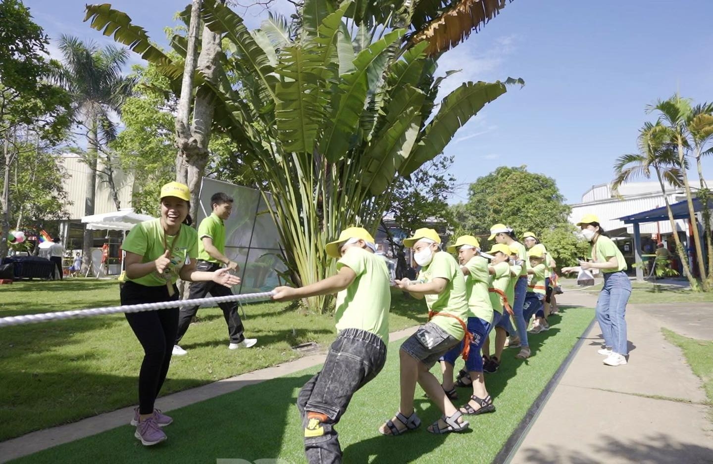 Con công nhân chào hè tại nhà máy để thấu hiểu cố gắng của cha mẹ